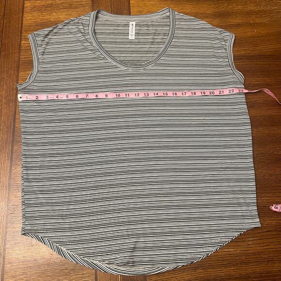 Athleta Cloudlight Stratus Tee L Black Cream
Stripe Travel - Picture 11 of 14